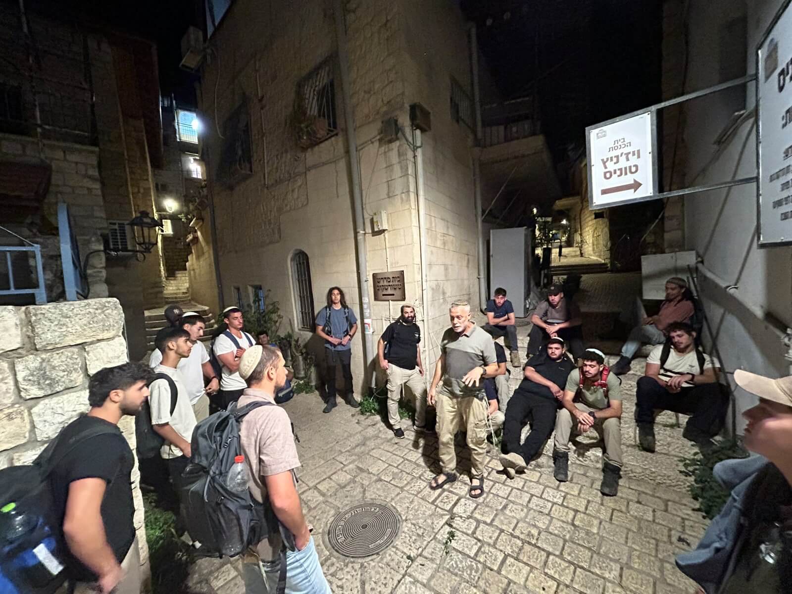 חניכי תמיר מקשיבים במהלך סיור סליחות