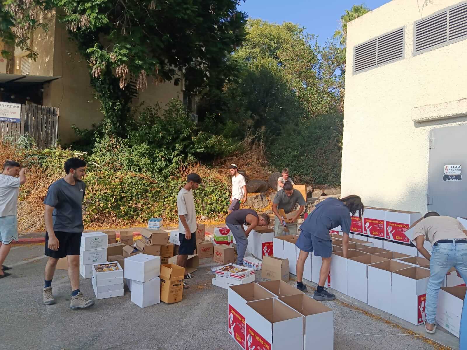חניכי תמיר אורזים ומסדרים מצרכים במסגרת התנדבות